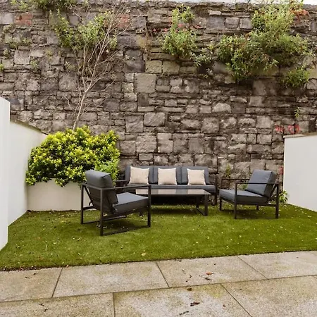 Stylish 2 Bed House By Grand Canal Dock *