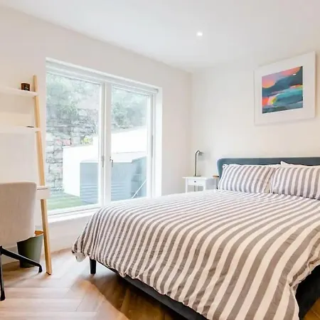 Stylish 2 Bed House By Grand Canal Dock *