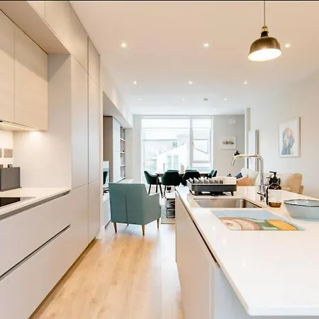 Stylish 2 Bed House By Grand Canal Dock *
