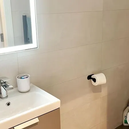 Stylish 2 Bed House By Grand Canal Dock *