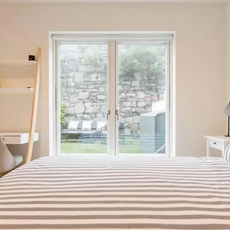 Stylish 2 Bed House By Grand Canal Dock