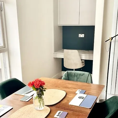 Stylish 2 Bed House By Grand Canal Dock *